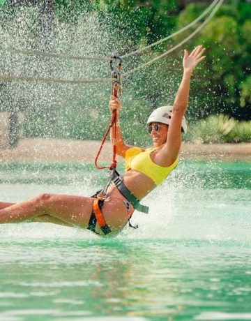 mulher em zip line
