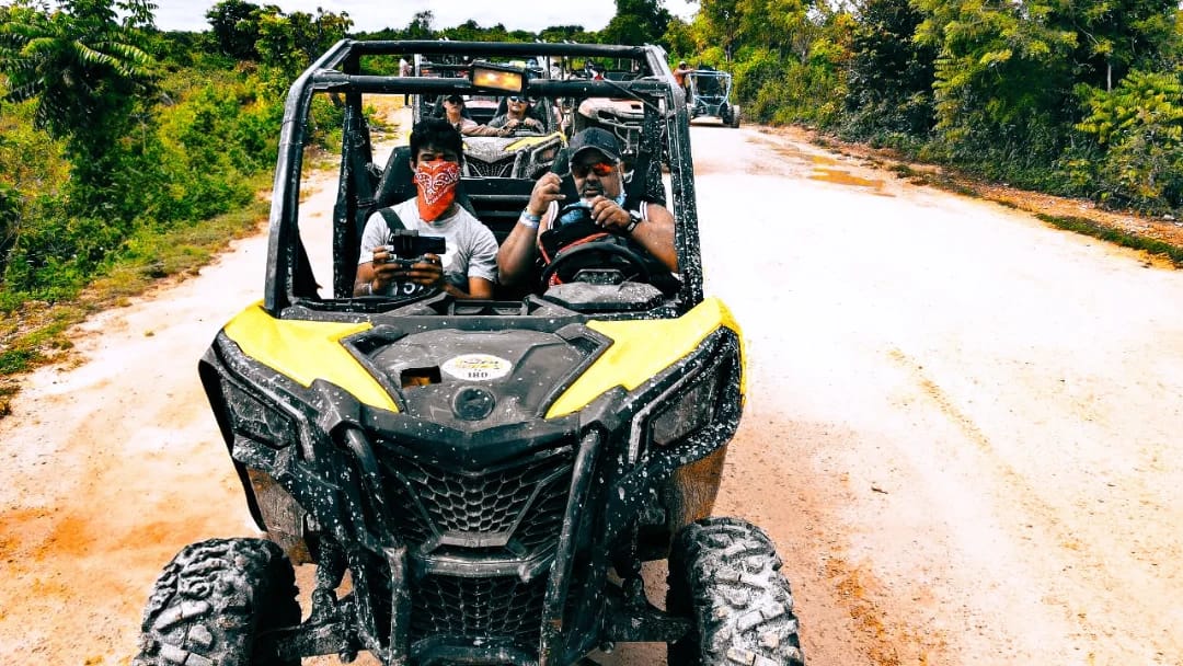 Buggies em trilha de lama em Punta Cana
