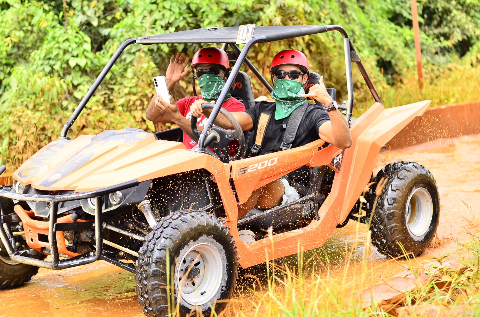 Buggy off-road atravessando trilha enlameada no Adventure Buggies de Punta Cana