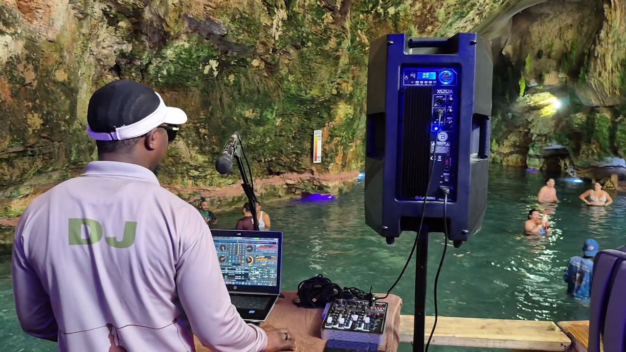 DJ tocando dentro da caverna-cenote natural no Adventure Buggies Punta Cana